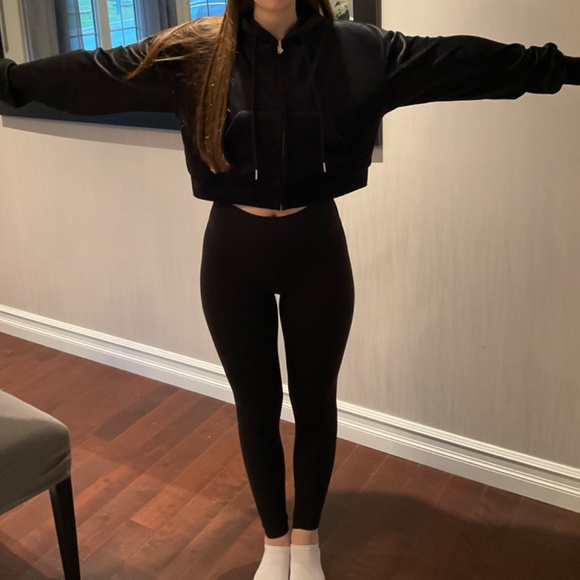 Forever 21 cropped soft zip up. Size small and colour black - Picture 2 of 7